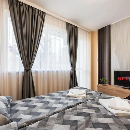 Апартаменты Downtown аpartment With Free Parking